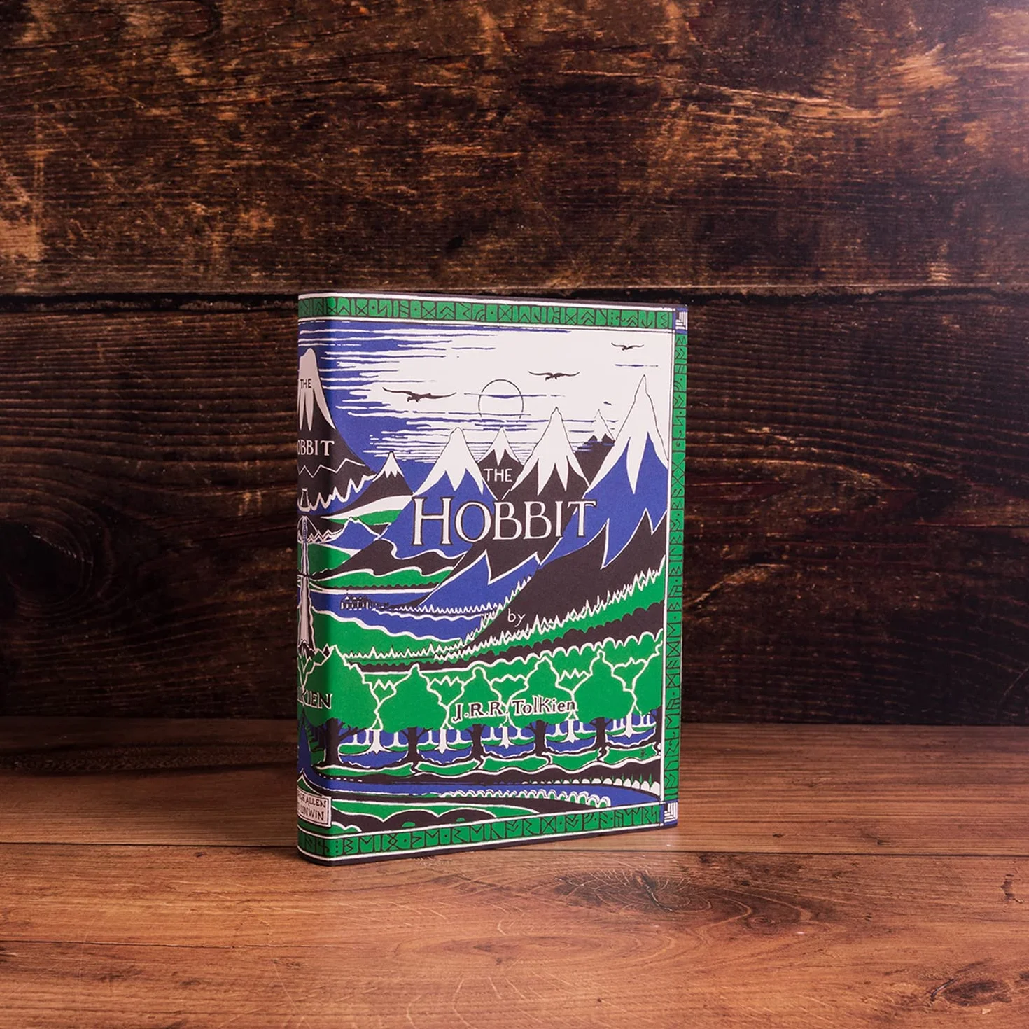 The Hobbit Facsimile Gift Edition [Lenticular cover]: The Classic Bestselling Fantasy Novel