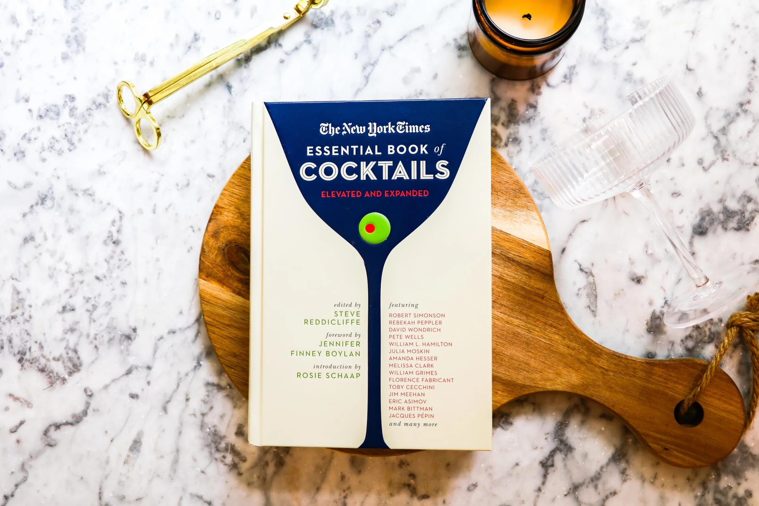 The New York Times Essential Book of Cocktails (Second Edition): Over 400 Classic Drink Recipes with Great Writing from the New York Times