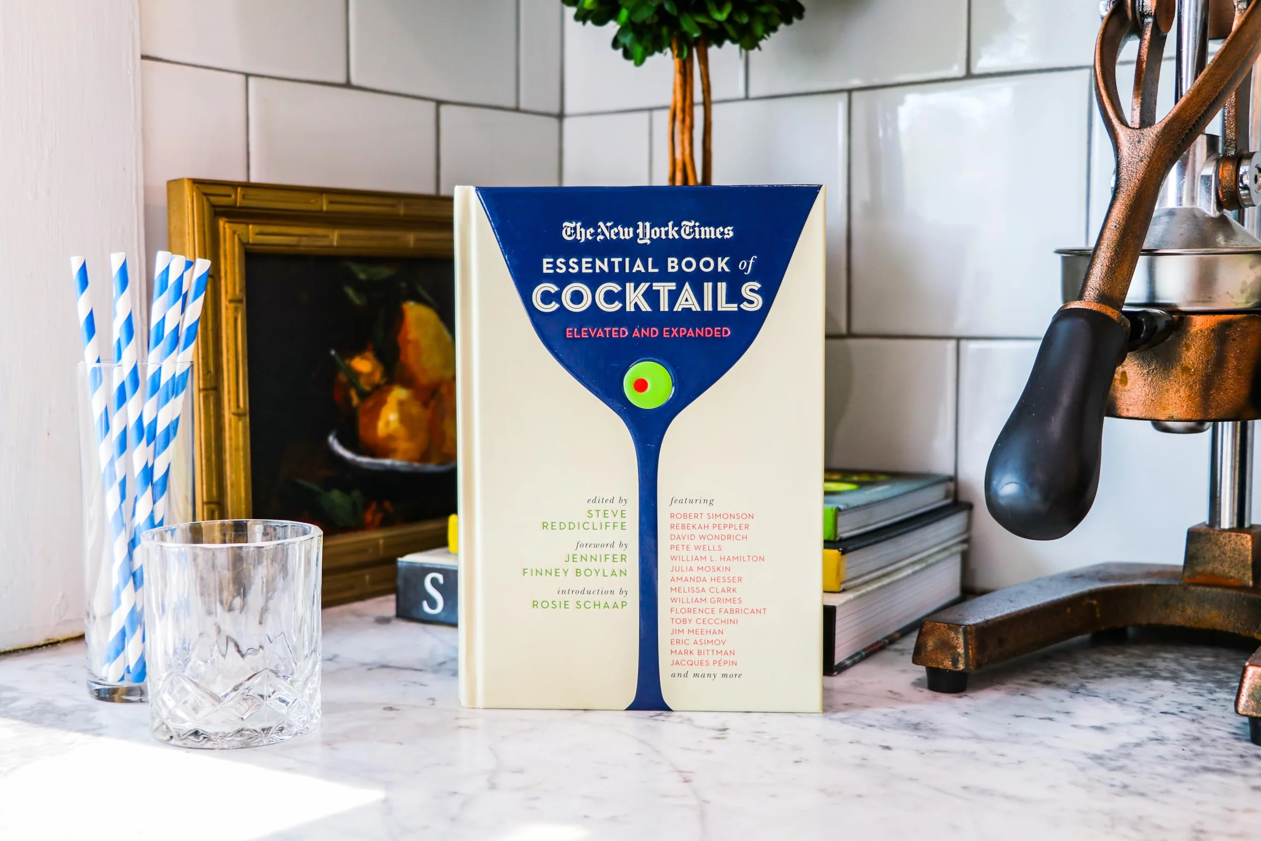 The New York Times Essential Book of Cocktails (Second Edition): Over 400 Classic Drink Recipes with Great Writing from the New York Times
