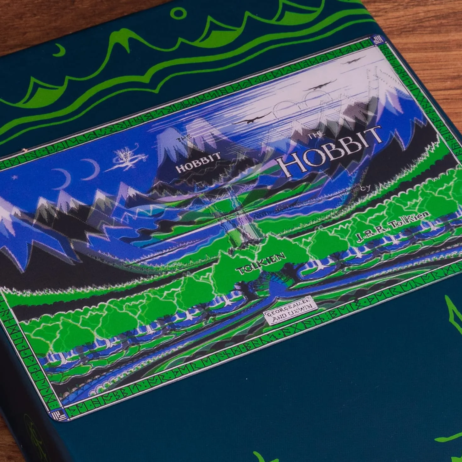 The Hobbit Facsimile Gift Edition [Lenticular cover]: The Classic Bestselling Fantasy Novel