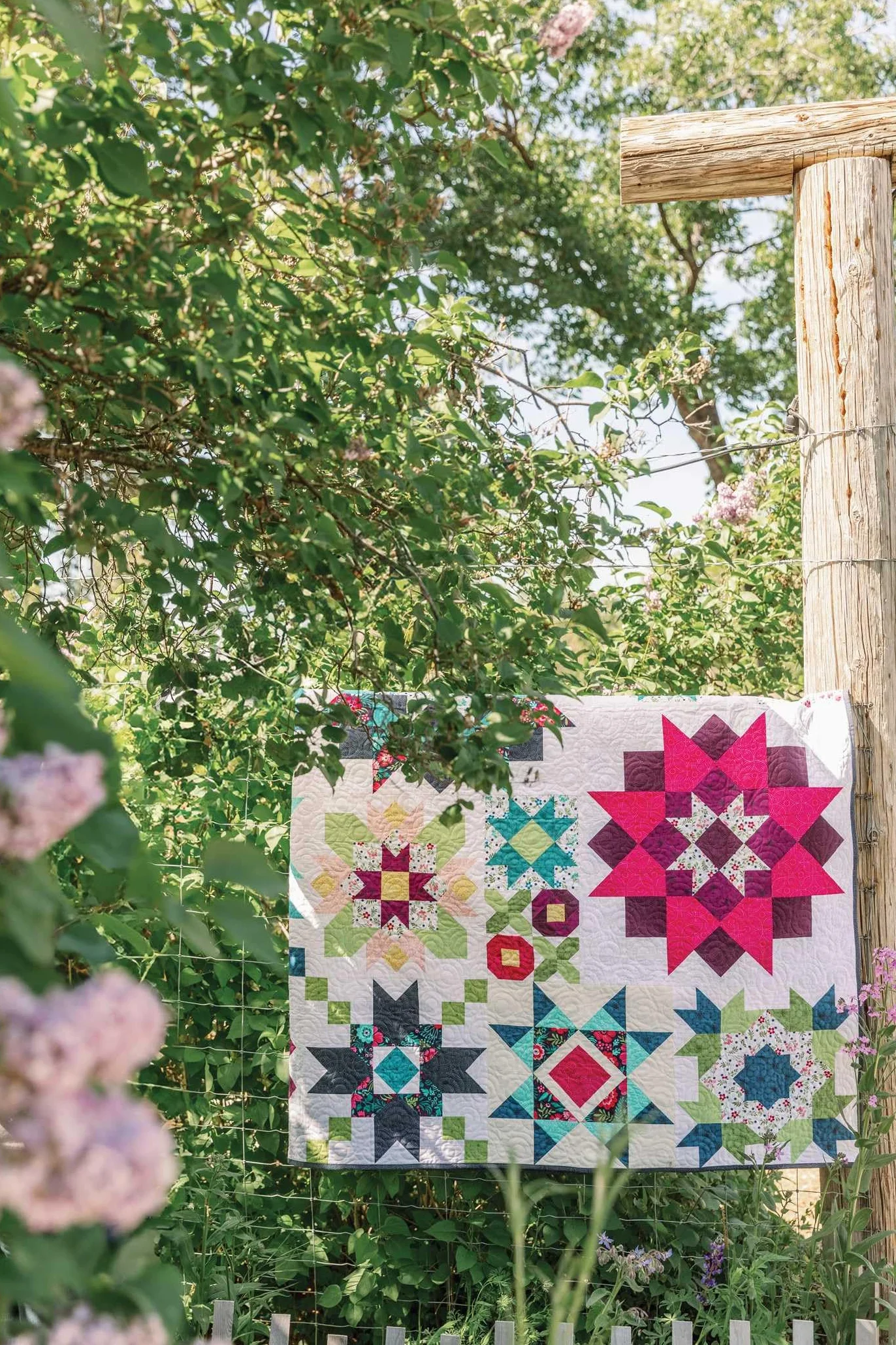 Flower Farm Sampler: 18 Floral Blocks & 7 Fanciful Quilts
