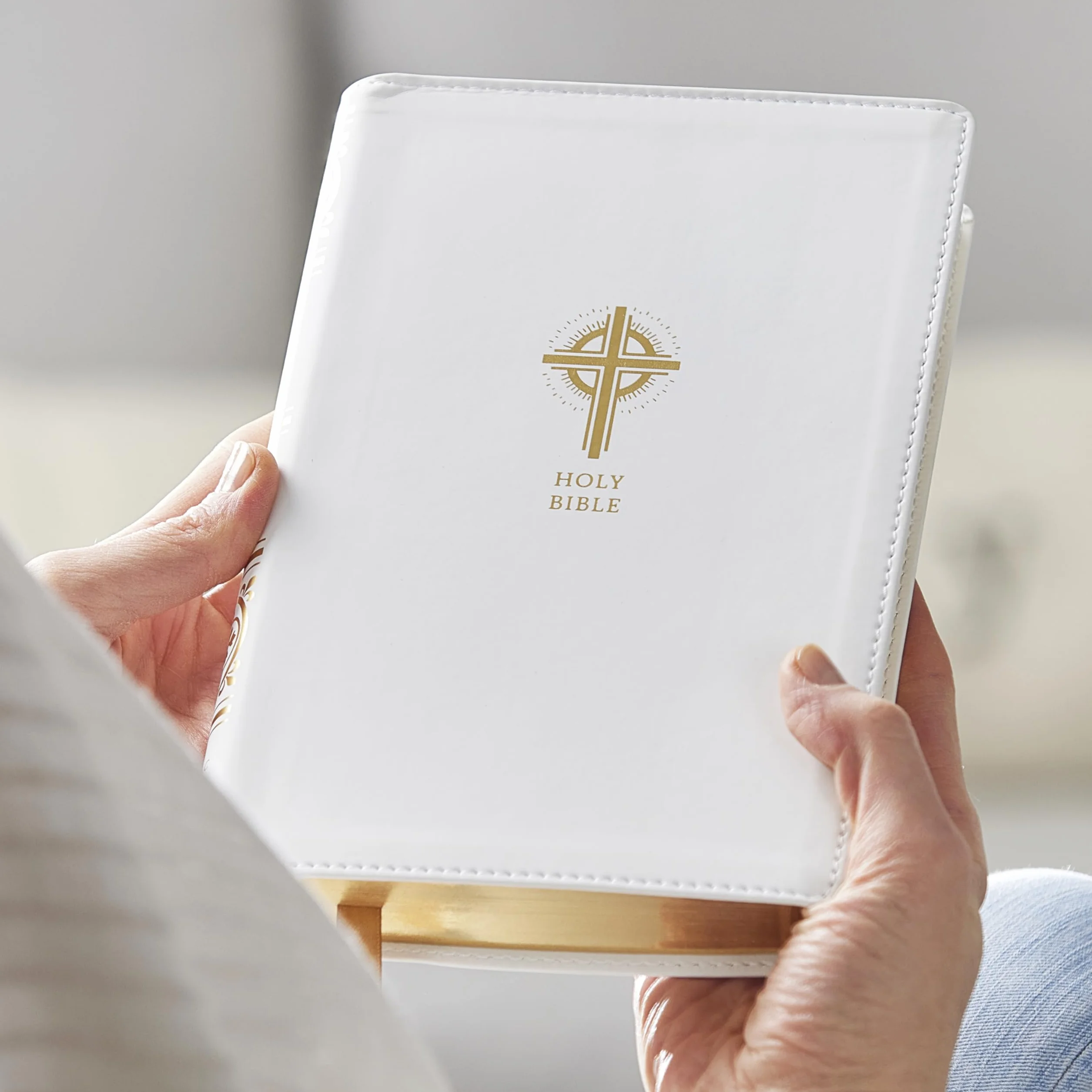 Catholic Bible, White Leathersoft, Comfort Print, New Revised Standard Version, Sacraments of Initiation Edition