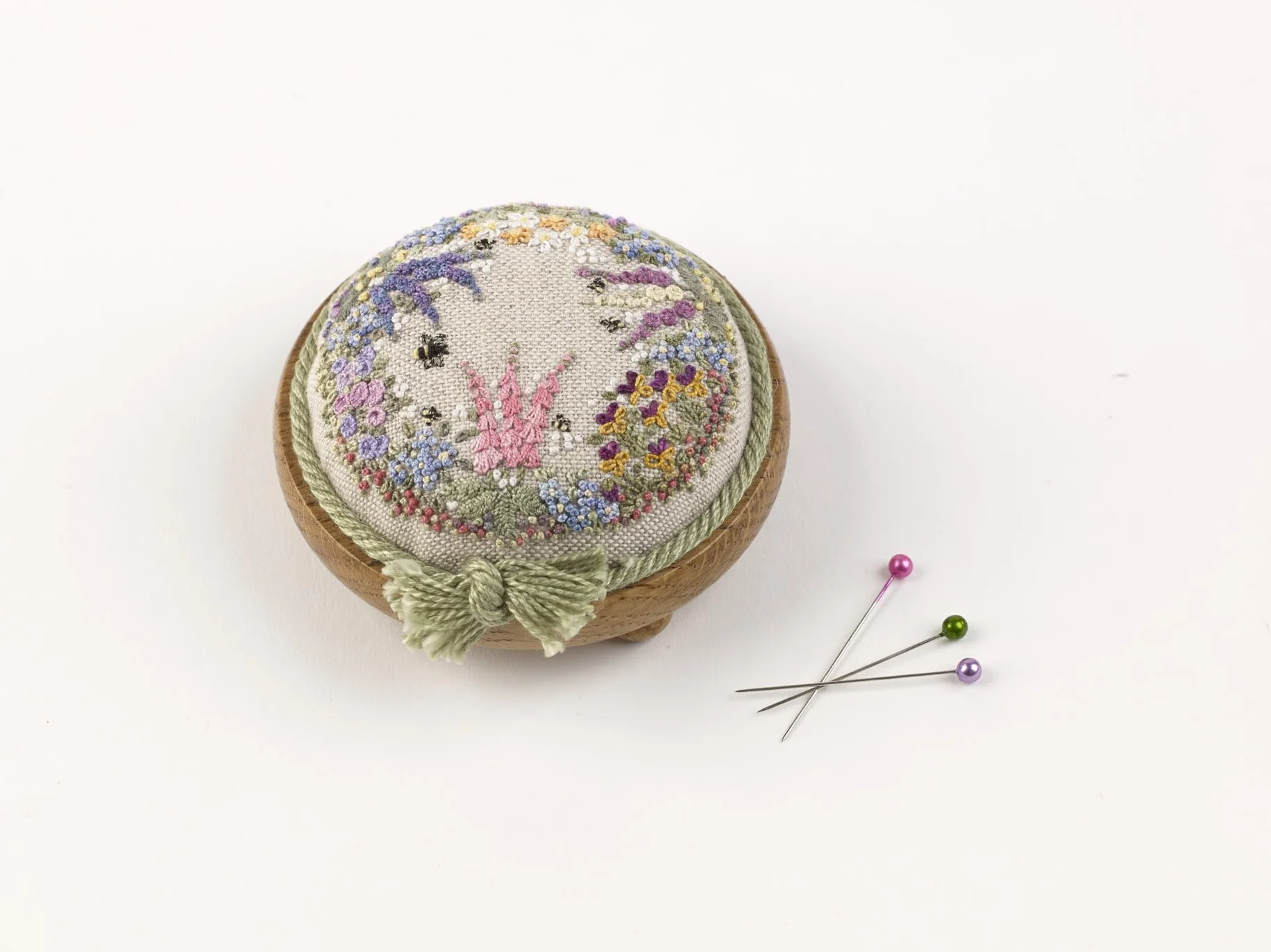 Embroidered Country Gardens: Hand-Stitched Floral Designs Inspired by Nature