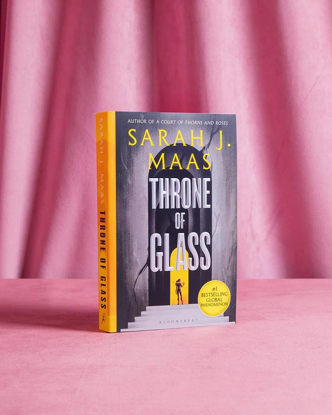 Throne of glass: From the # 1 Sunday Times best-selling author of A Court of Thorns and Roses