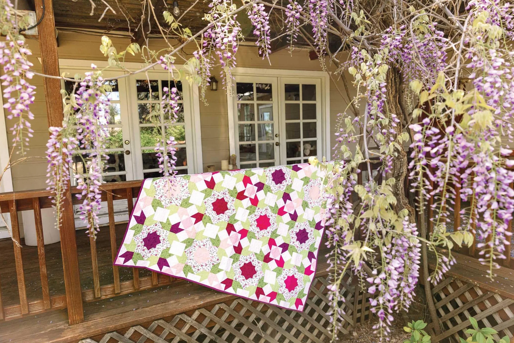 Flower Farm Sampler: 18 Floral Blocks & 7 Fanciful Quilts