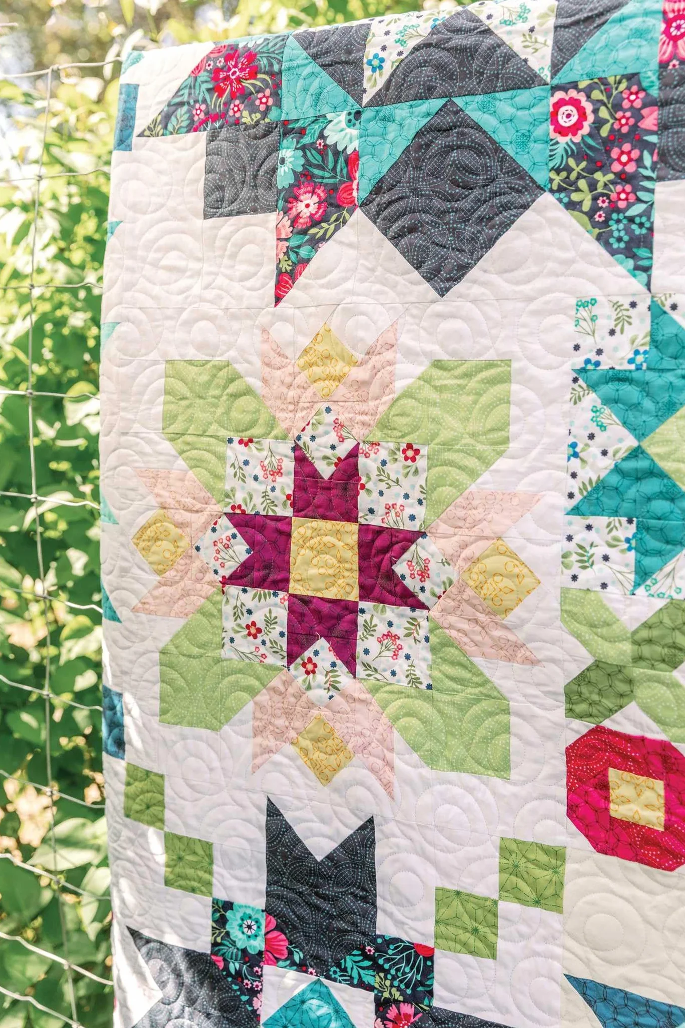 Flower Farm Sampler: 18 Floral Blocks & 7 Fanciful Quilts