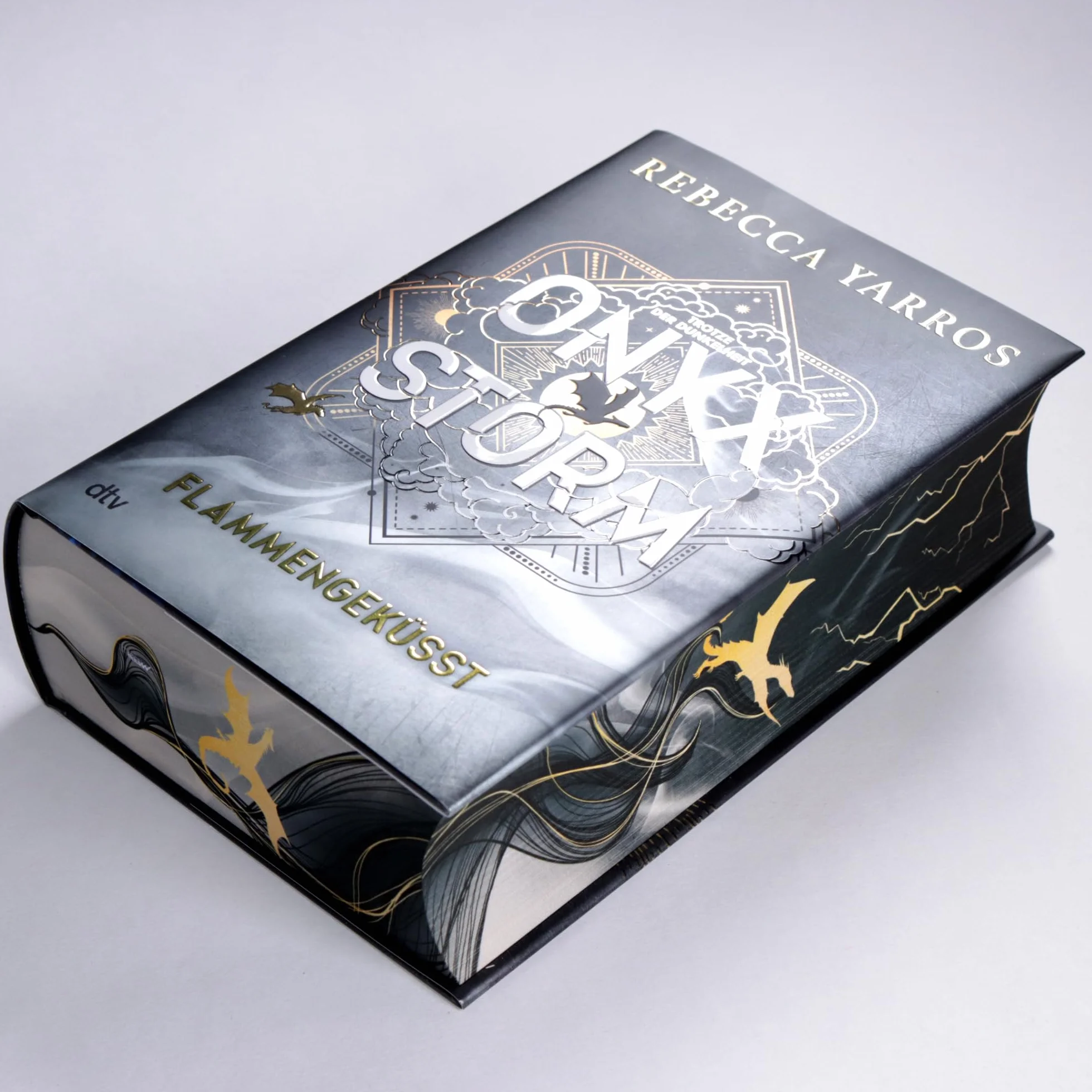 Onyx Storm - Flammengeküsst: Roman | Deluxe-Ausgabe mit atemberaubendem Farbschnitt | Die heißersehnte Fortsetzung von ¿Fourth Wing¿ und ¿Iron Flame¿: 3