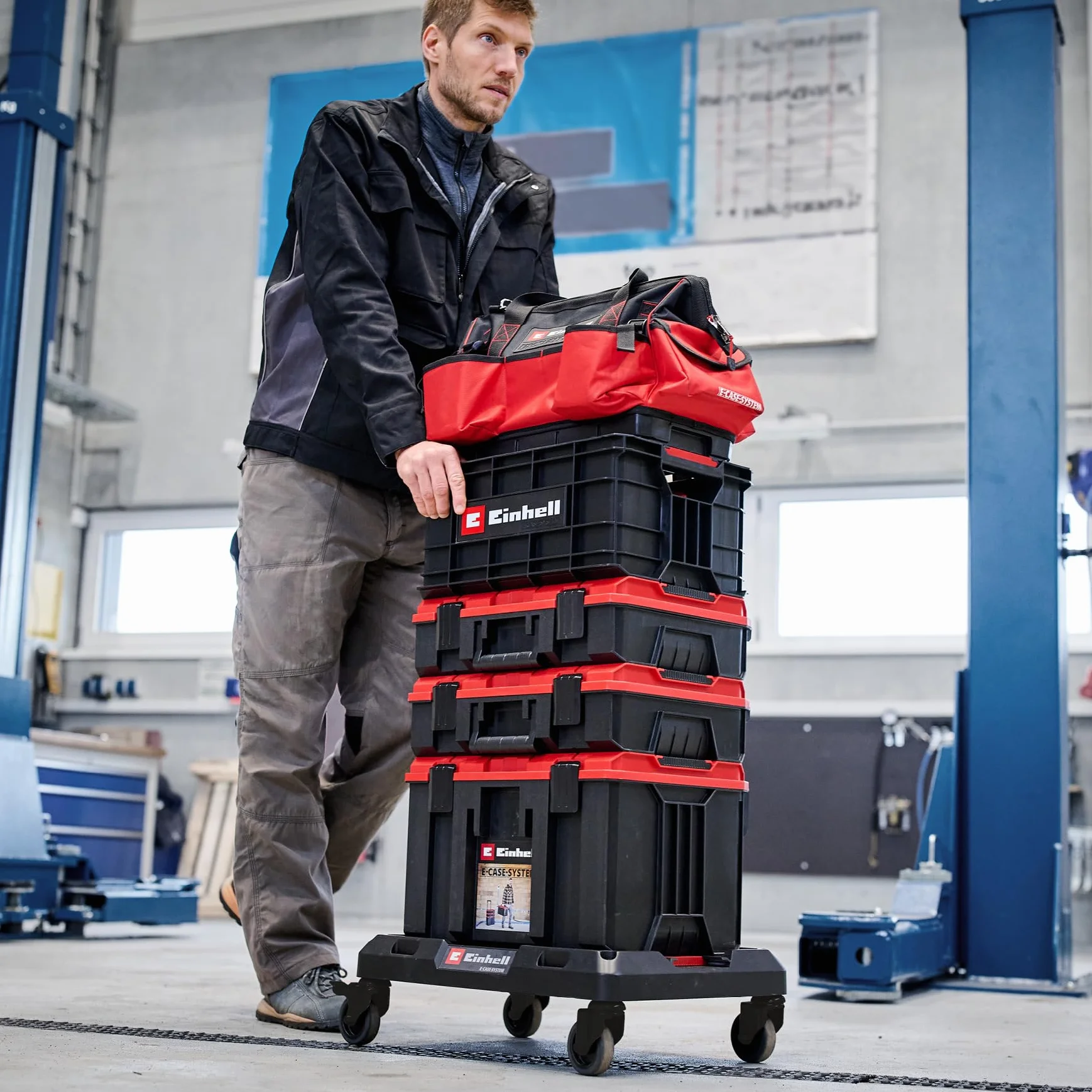 Oryginalna deska na kółkach Einhell E-Case (maks. 120 kg, blokowane kółka skrętne, możliwość łączenia z systemem Einhell E-Case, transport walizek i skrzyń, z mocowaniem pasów mocujących)