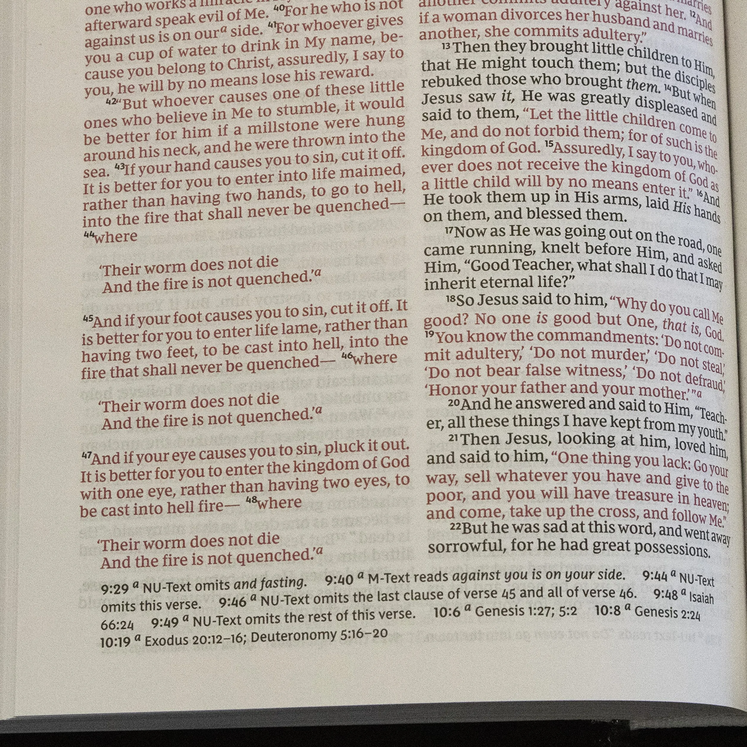 NKJV, Pew Bible, Hardcover, Burgundy, Red Letter Edition: Holy Bible, New King James Version