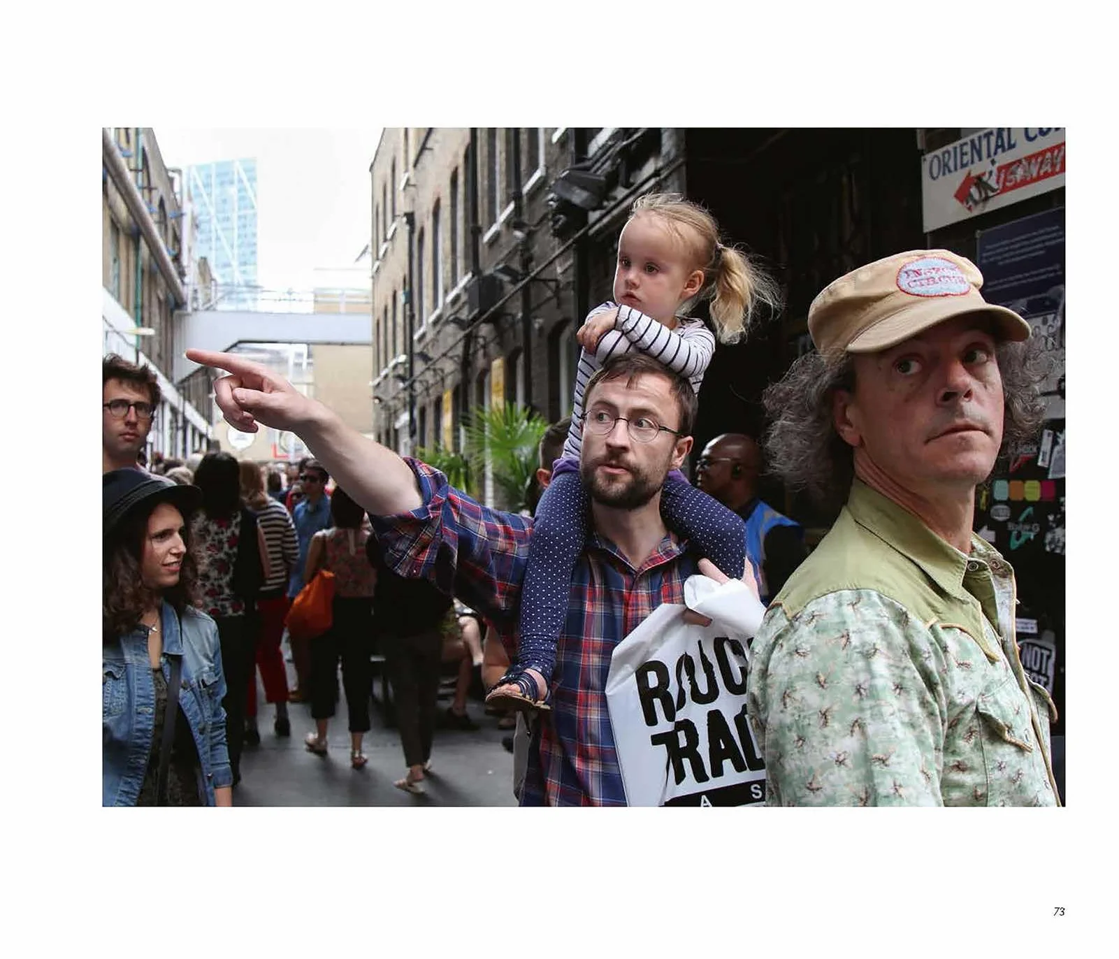 David & Sonya Newell-Smith Brick Lane in London /anglais: All the World's a Stage: Street Photography by David and Sonya Newell-Smith