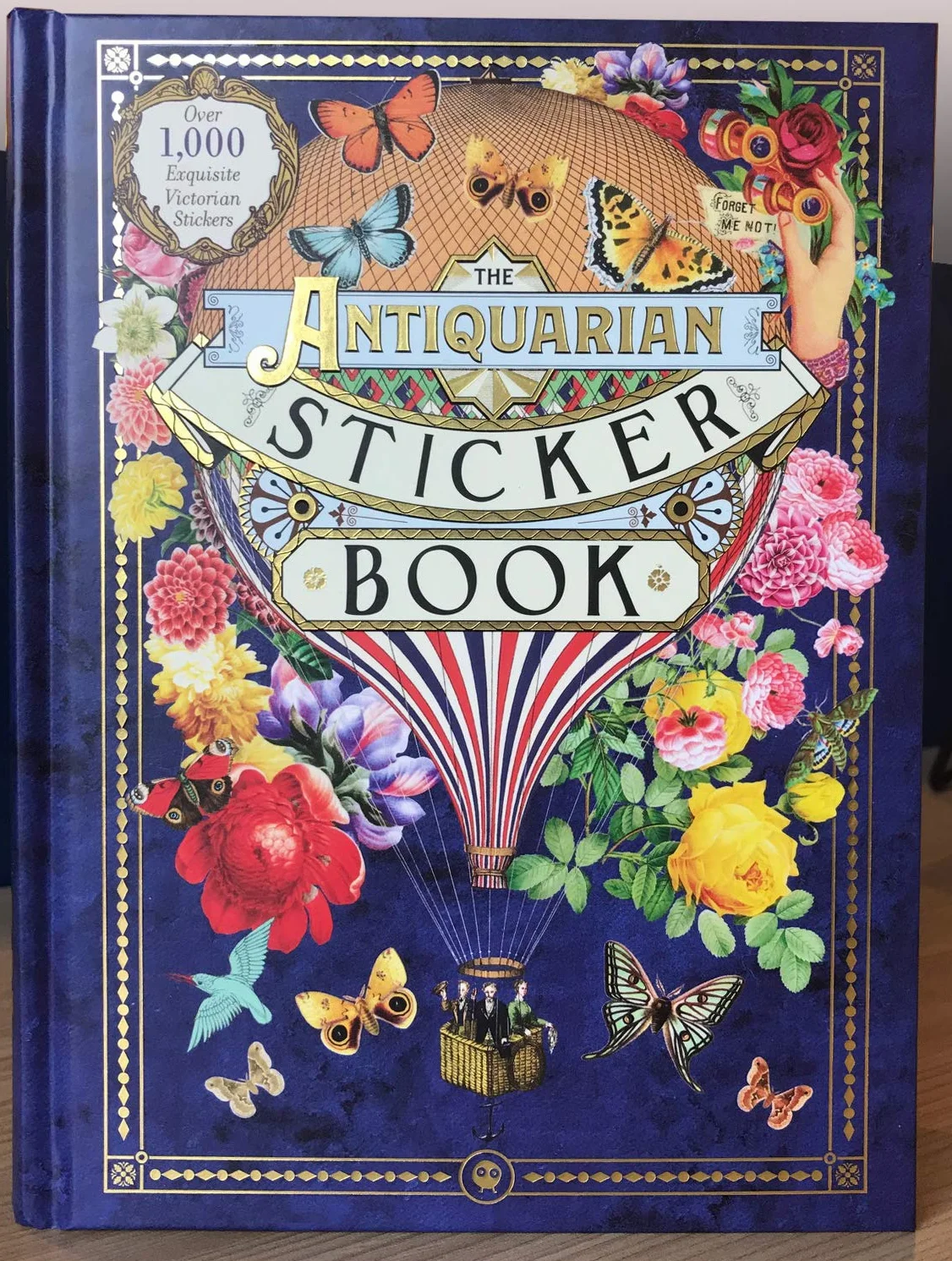 The Antiquarian Sticker Book (Over 1,000 Exquisite Victorian Stickers) /anglais