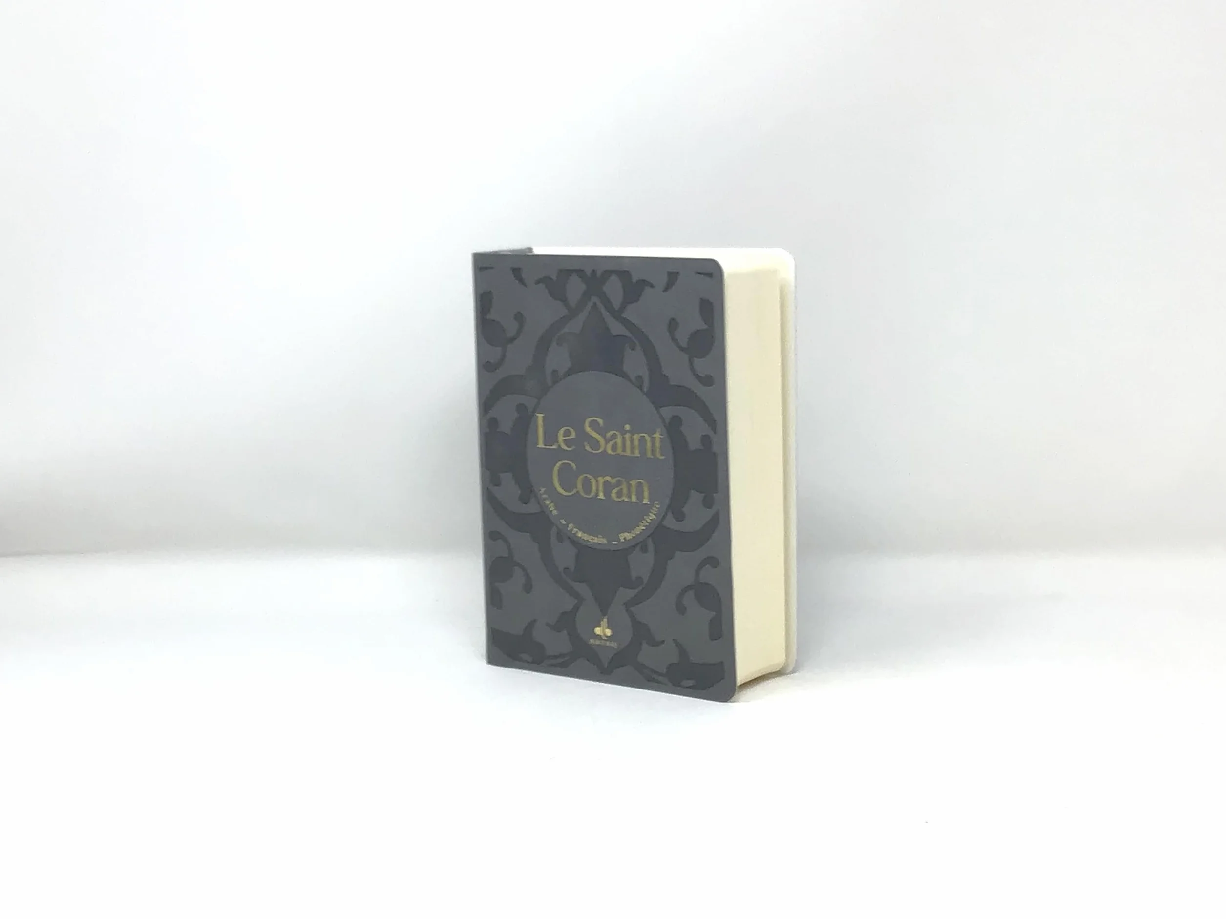 Le saint Coran et la traduction en langue française du sens de ses versets et la transcription en caractères latins: Couleur aléatoire