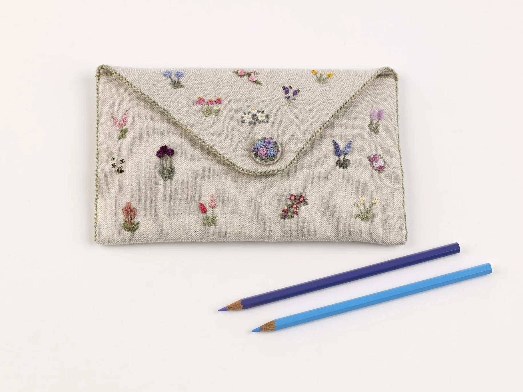 Embroidered Country Gardens: Hand-Stitched Floral Designs Inspired by Nature