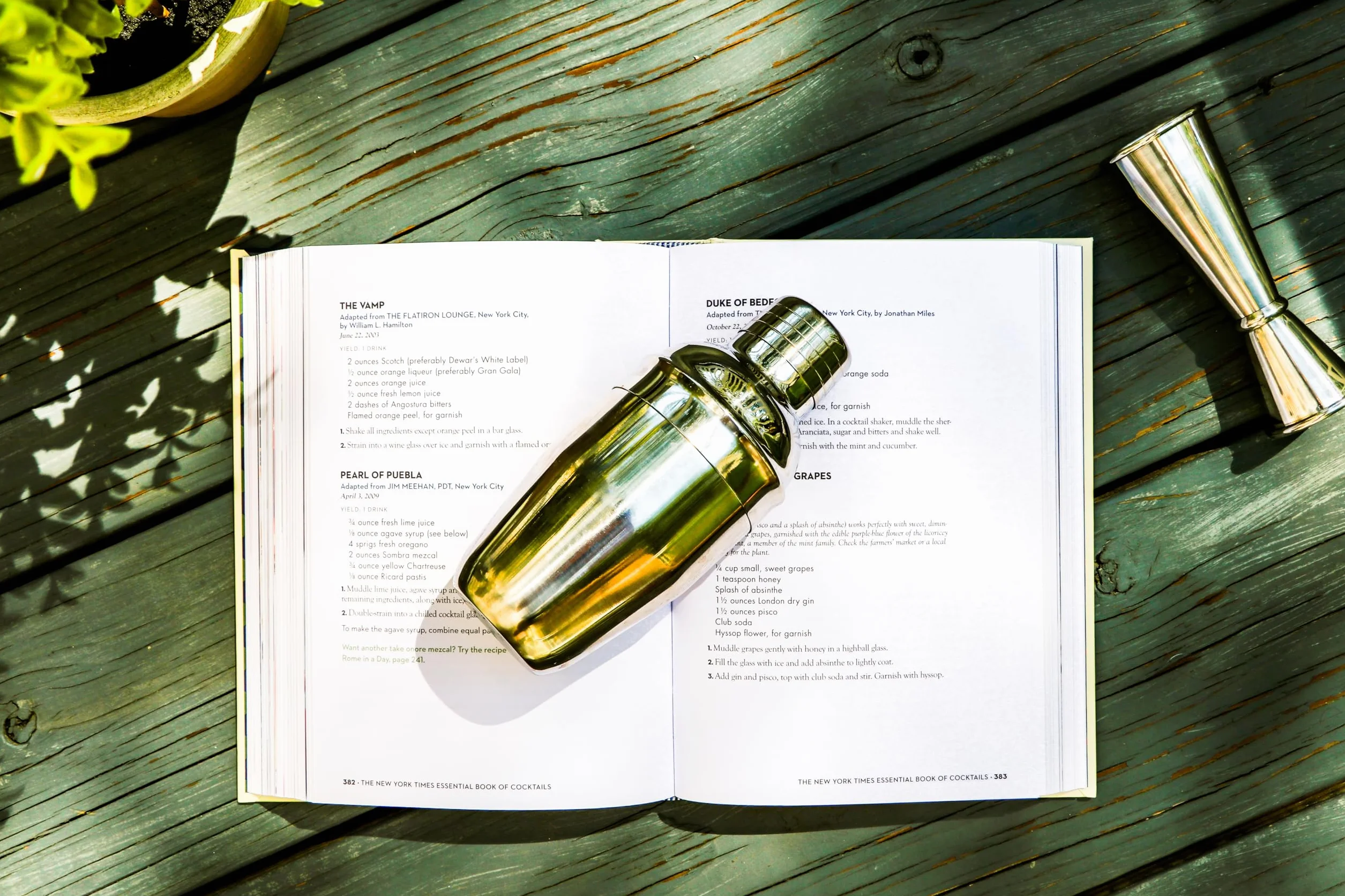 The New York Times Essential Book of Cocktails (Second Edition): Over 400 Classic Drink Recipes with Great Writing from the New York Times