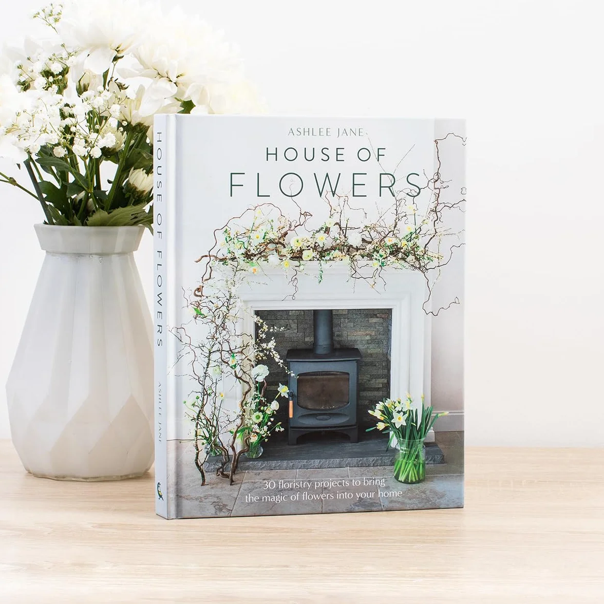 The House of Flowers: 25 Floristry Projects to Bring the Magic of Flowers Into Your Home