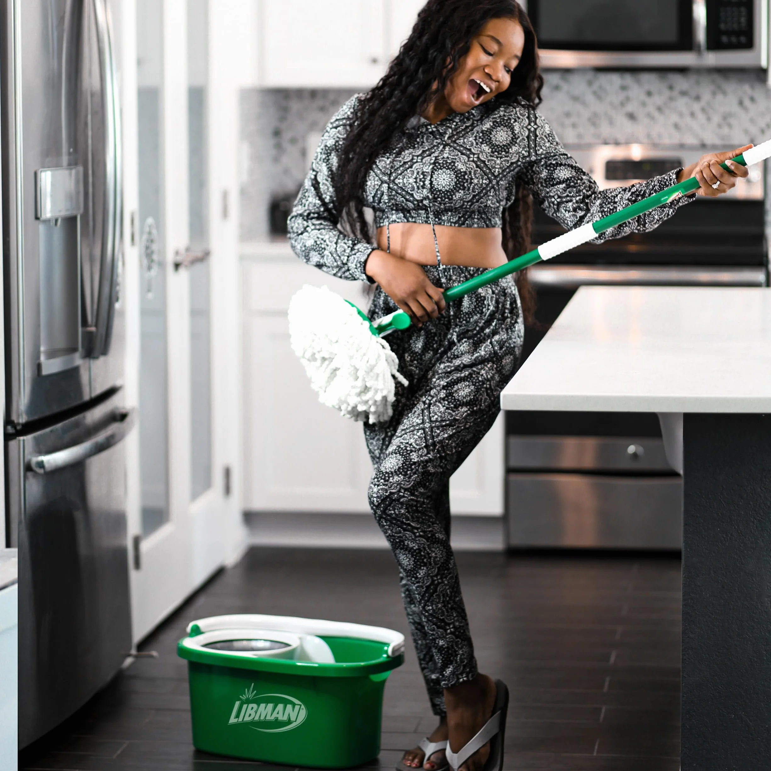 Libman Tornado Spin Mop System Plus 1 głowica uzupełniająca – kompletny system mopa zawiera wytrzymałą głowicę z mikrofibry, solidny uchwyt i 1 dodatkową zapasową głowicę do mopa, bezpieczny na