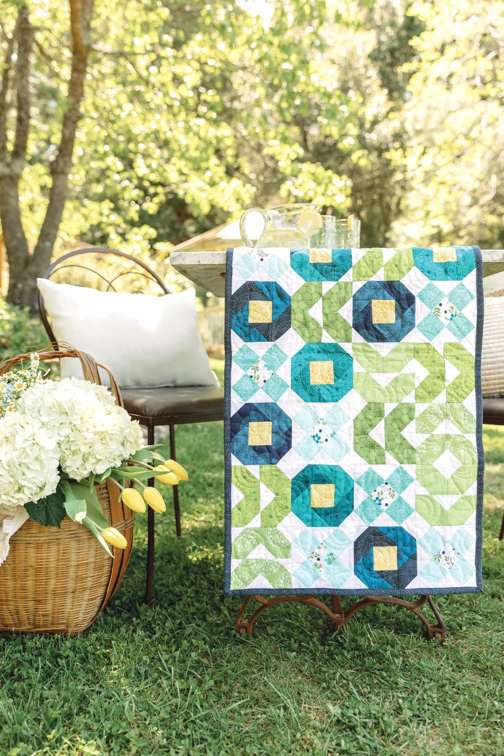 Flower Farm Sampler: 18 Floral Blocks & 7 Fanciful Quilts