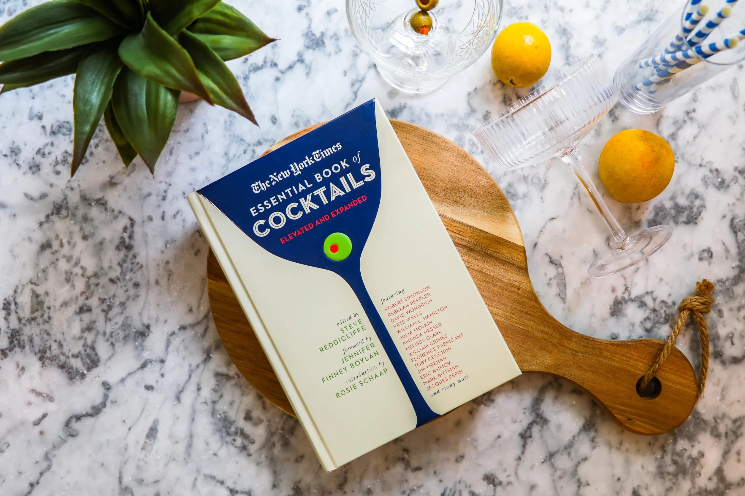 The New York Times Essential Book of Cocktails (Second Edition): Over 400 Classic Drink Recipes with Great Writing from the New York Times