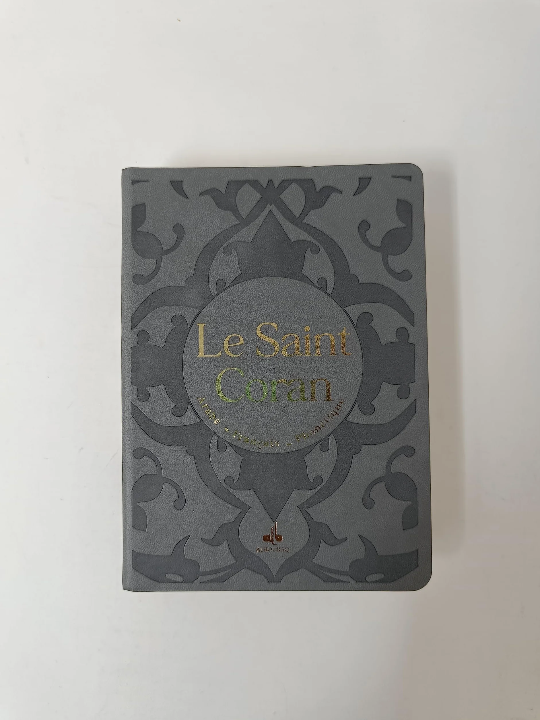 Le saint Coran et la traduction en langue française du sens de ses versets et la transcription en caractères latins: Couleur aléatoire
