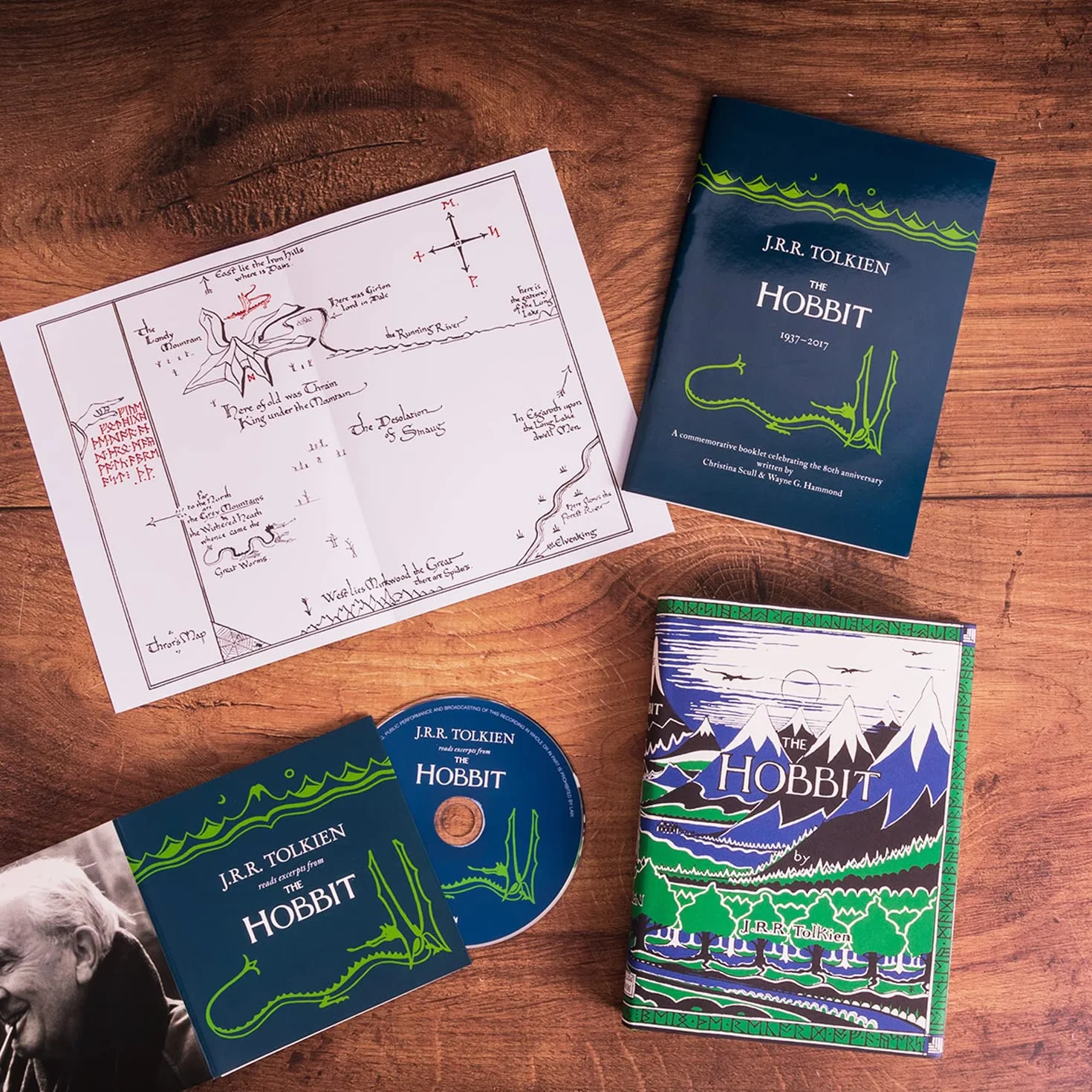 The Hobbit Facsimile Gift Edition [Lenticular cover]: The Classic Bestselling Fantasy Novel